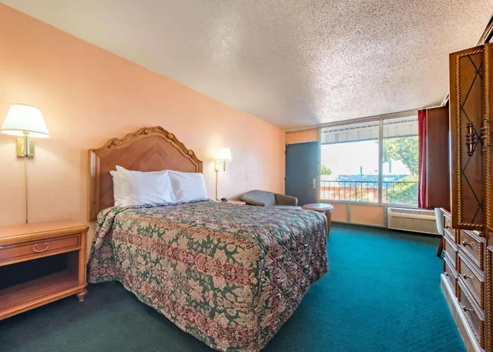 Castle Inn & Suites