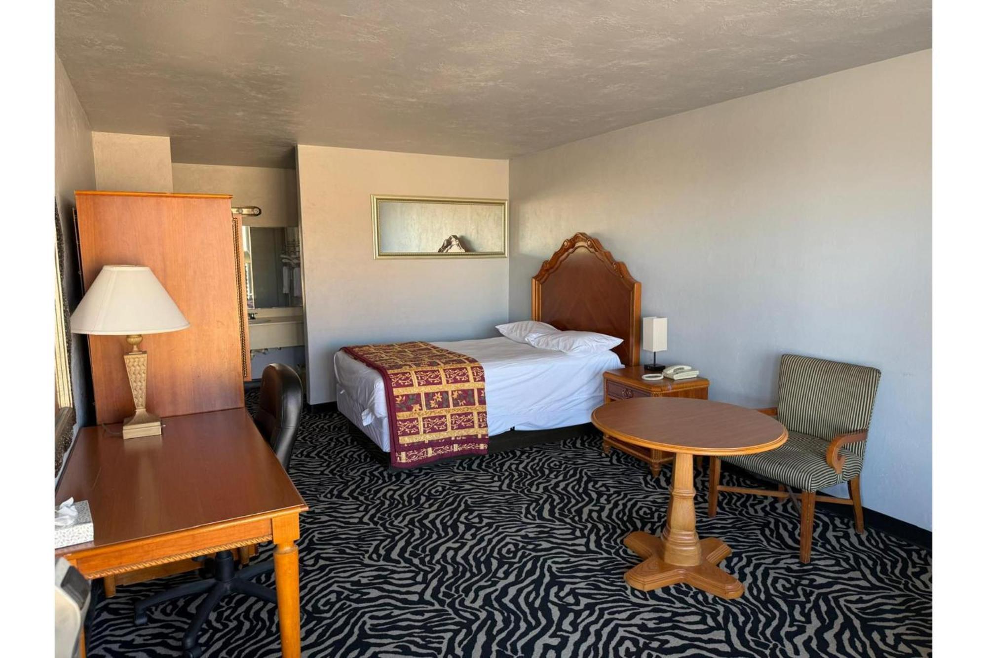 Castle & By Oyo Motel Lawton