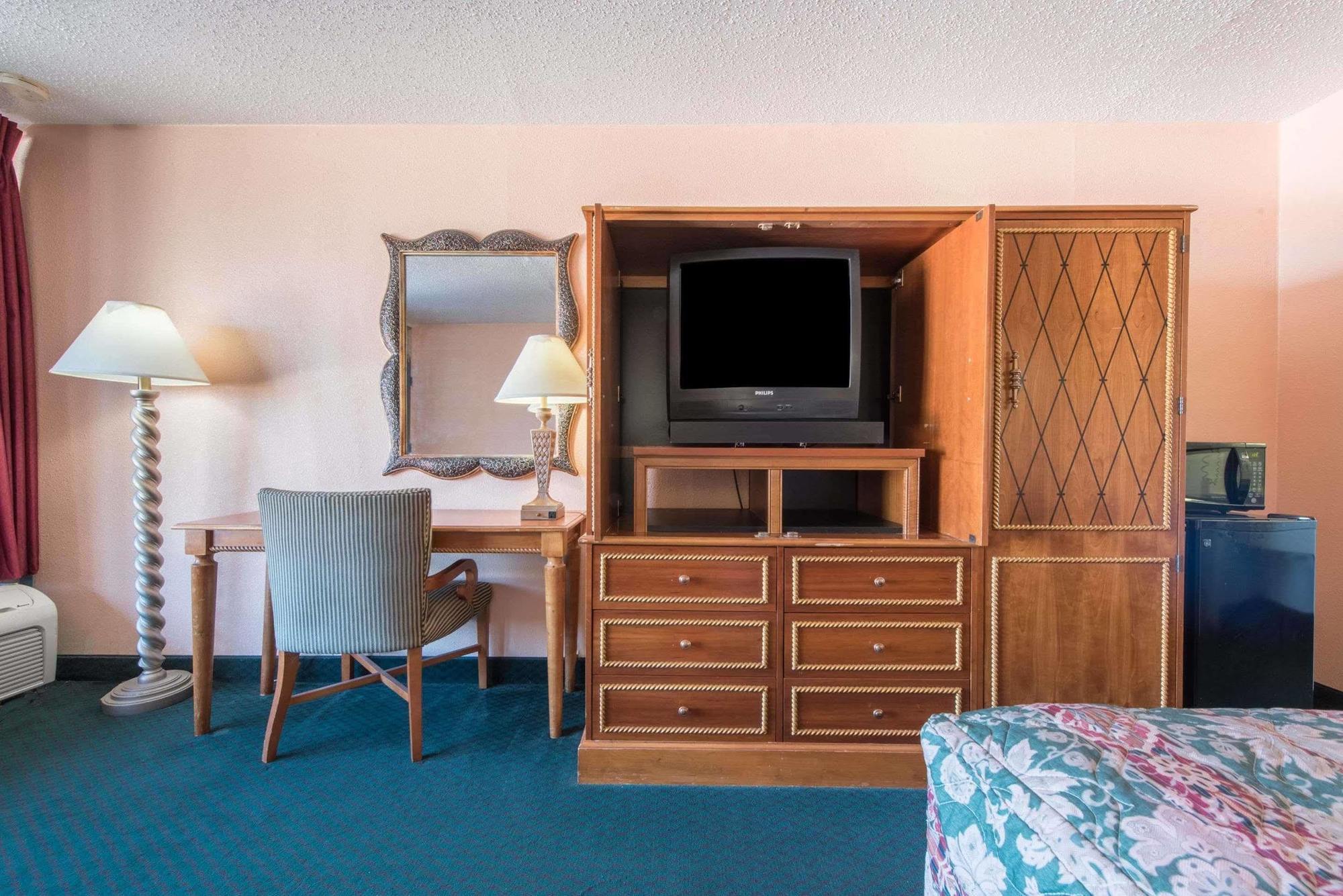 Castle & By Oyo Motel Lawton