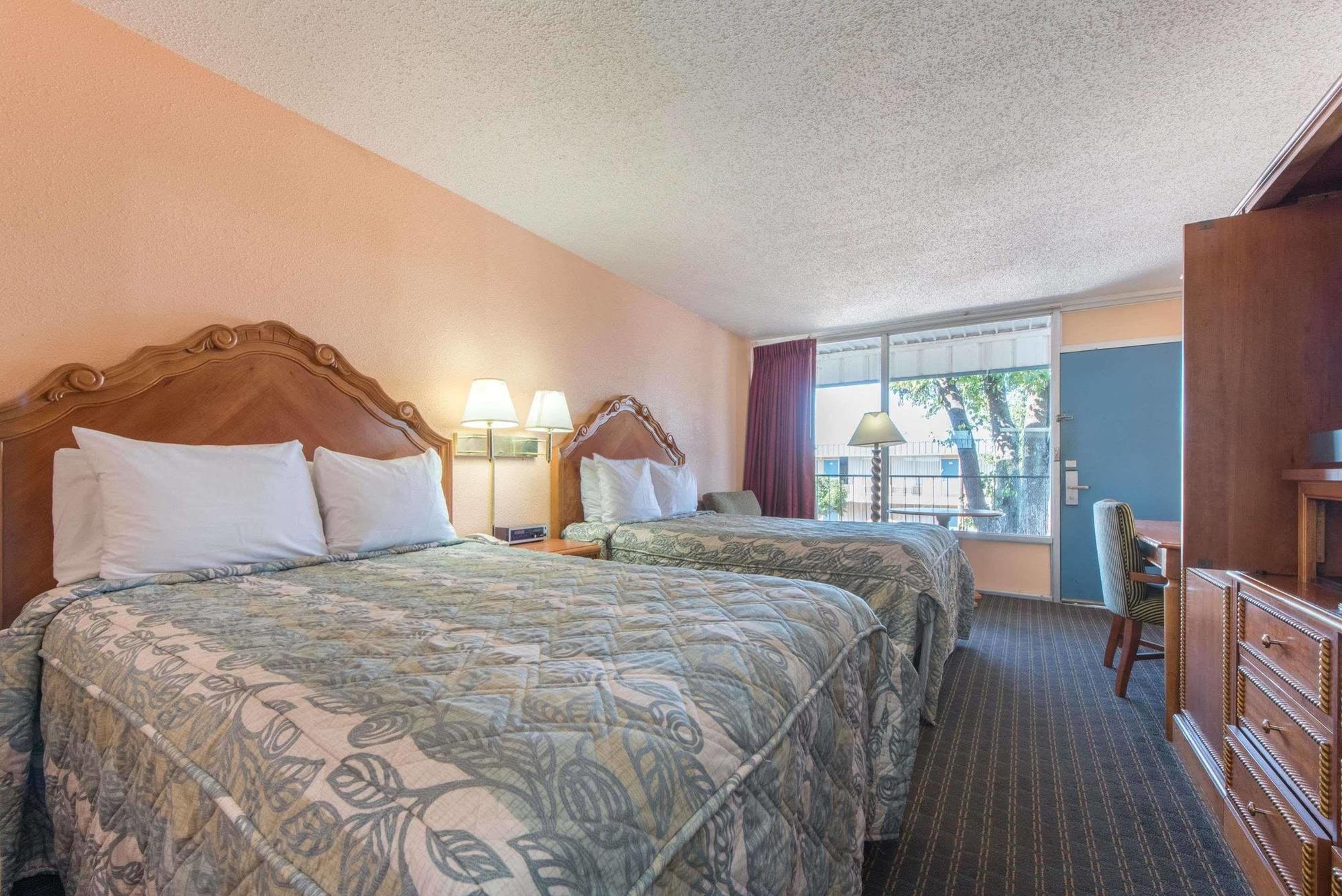 Motel Castle & 2*